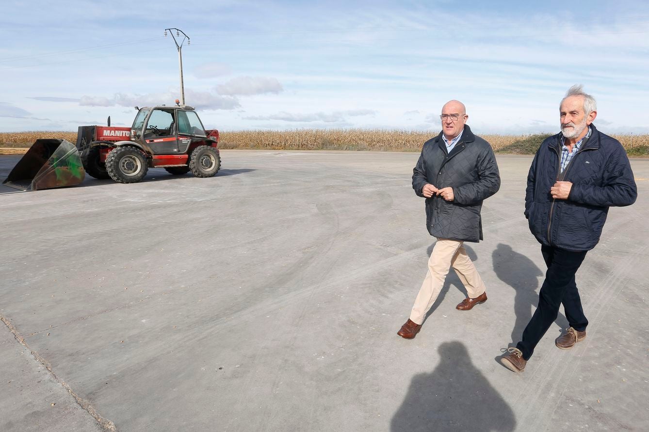 El consejero de Agricultura, Ganadería y Desarrollo Rural, Jesús Julio Carnero, visita la Cooperativa de la Unión Comercial de Agricultores y Ganaderos de León (Ucogal). Junto a él, el presidente de la cooperativa, Matías Llorente.