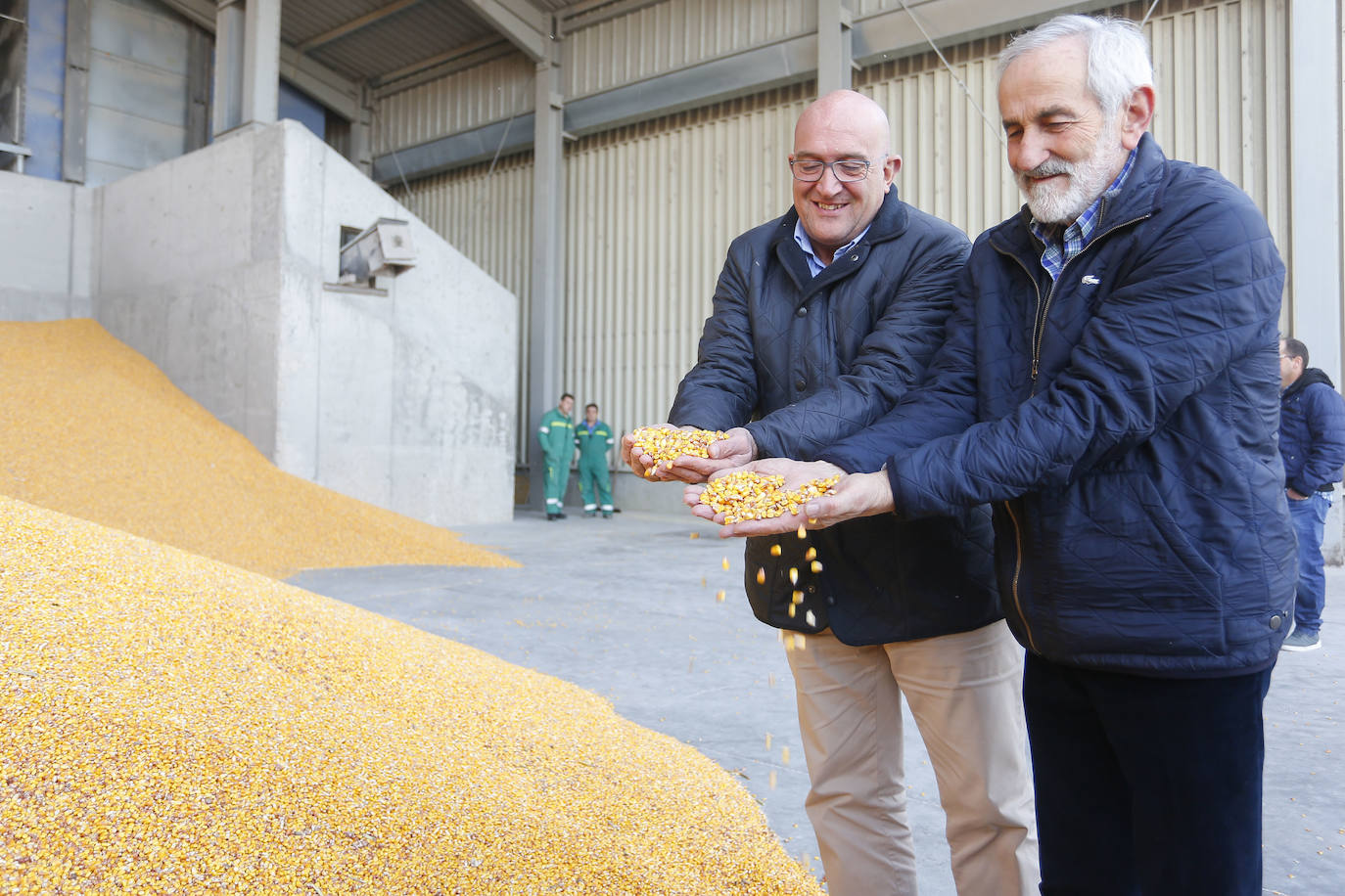 El consejero de Agricultura, Ganadería y Desarrollo Rural, Jesús Julio Carnero, visita la Cooperativa de la Unión Comercial de Agricultores y Ganaderos de León (Ucogal). Junto a él, el presidente de la cooperativa, Matías Llorente 