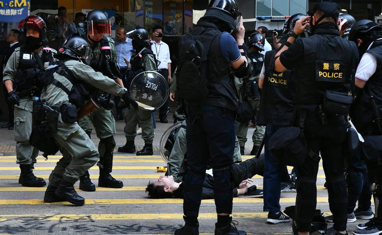 La policía detiene a uno de los manifestantes este lunes en Hong Kong.