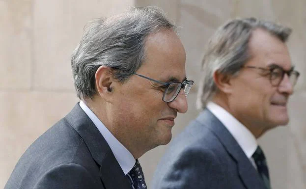 El presidente catalán, Quim Torra, junto al expresidente Artur Mas (d), en el Palau de la Generalitat.