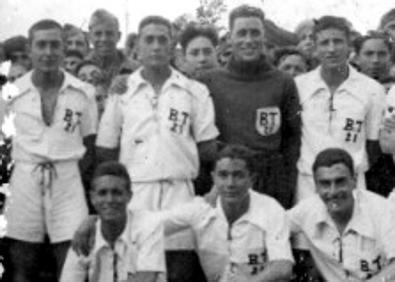 Imagen secundaria 1 - En la imagen grande, segundo de los dos retratos hechos al exsoldado prisionero Jaume Cusidó en el Campo de Concentración de Valencia de Don Juan por un compañero cautivo dibujante. «Al amigo Cusidó. J. Riu. Año de la Victoria – (Coyanza) 28-4-39». En la segunda, algunos prisioneros integrantes del equipo de fútbol del Batallón de Trabajadores Canero 21. Astorga, 1939. En la tercera, el joven sabadellense Ángel Dalmau Ruiz, prisionero (como su padre, Andreu Dalmau Gambut) en el Campo de Concentración de Valencia de Don Juan. 