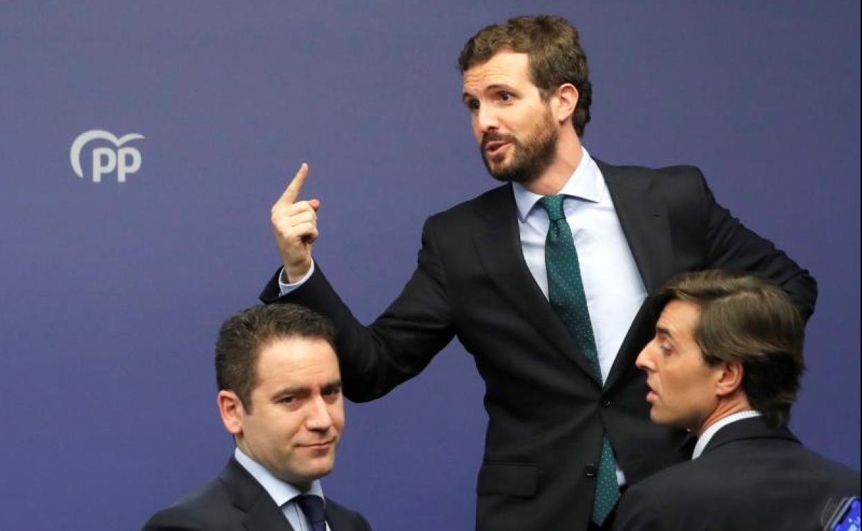 Casado se desprende de la presión del desbloqueo tras el pacto de la izquierda