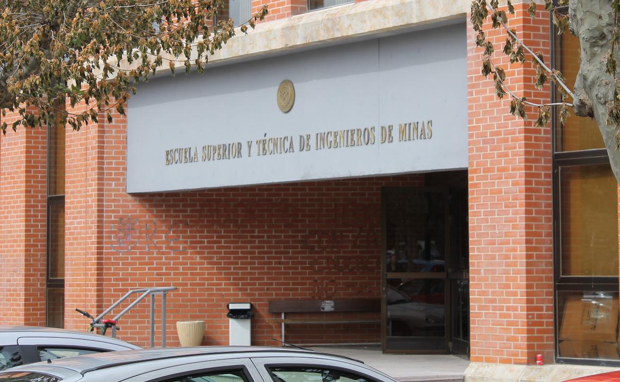 Imagen exterior de la Escuela de Minas.