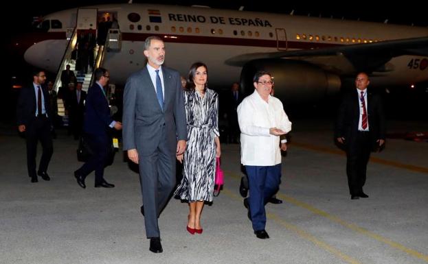 El Rey Felipe VI y la Reina Letizia acompañados por el Ministro de Relaciones Exteriores cubano, Bruno Rodríguez, a su llegada al aeropuerto Internacional José Martí en La Habana. 