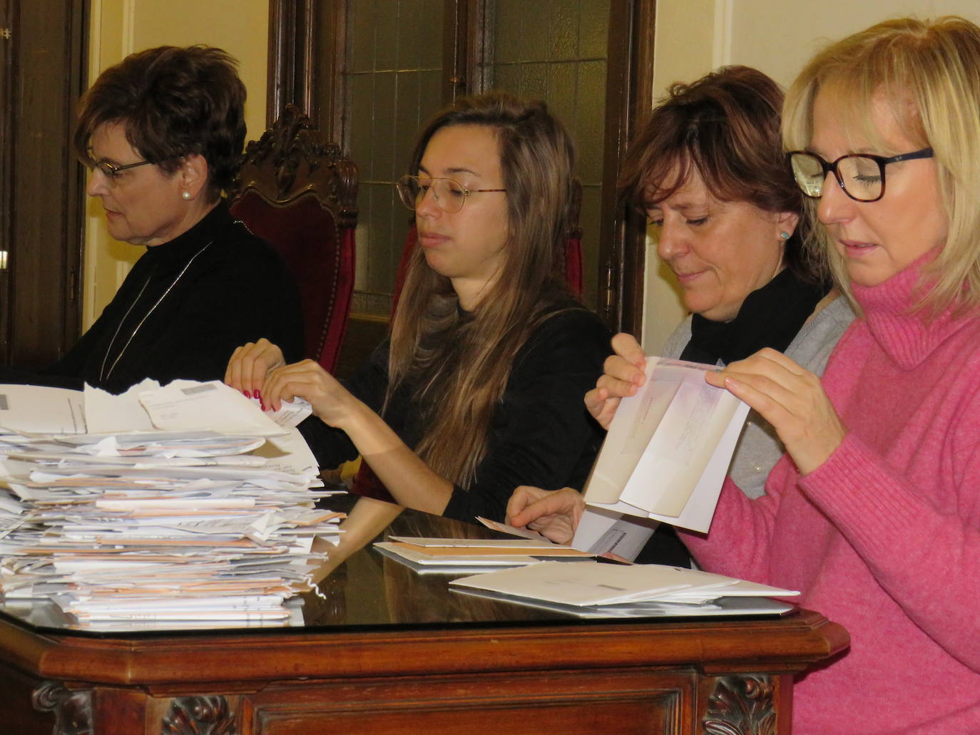 Los ciudadanos residentes en el extranjero, pero con derecho al voto en la provincia, se incorporan al escrutinio en la Audiencia de León