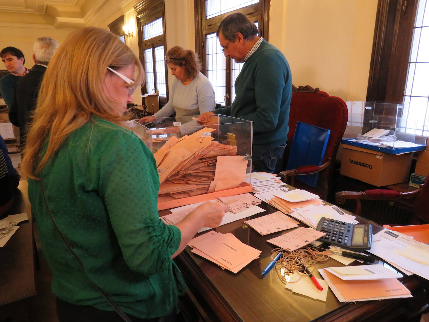 Los ciudadanos residentes en el extranjero, pero con derecho al voto en la provincia, se incorporan al escrutinio en la Audiencia de León