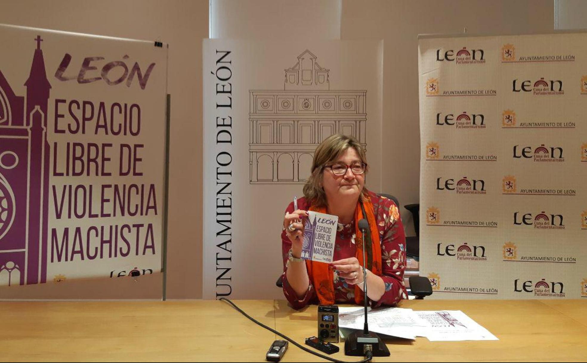 Argelia muestra la pegatina de la campaña. 