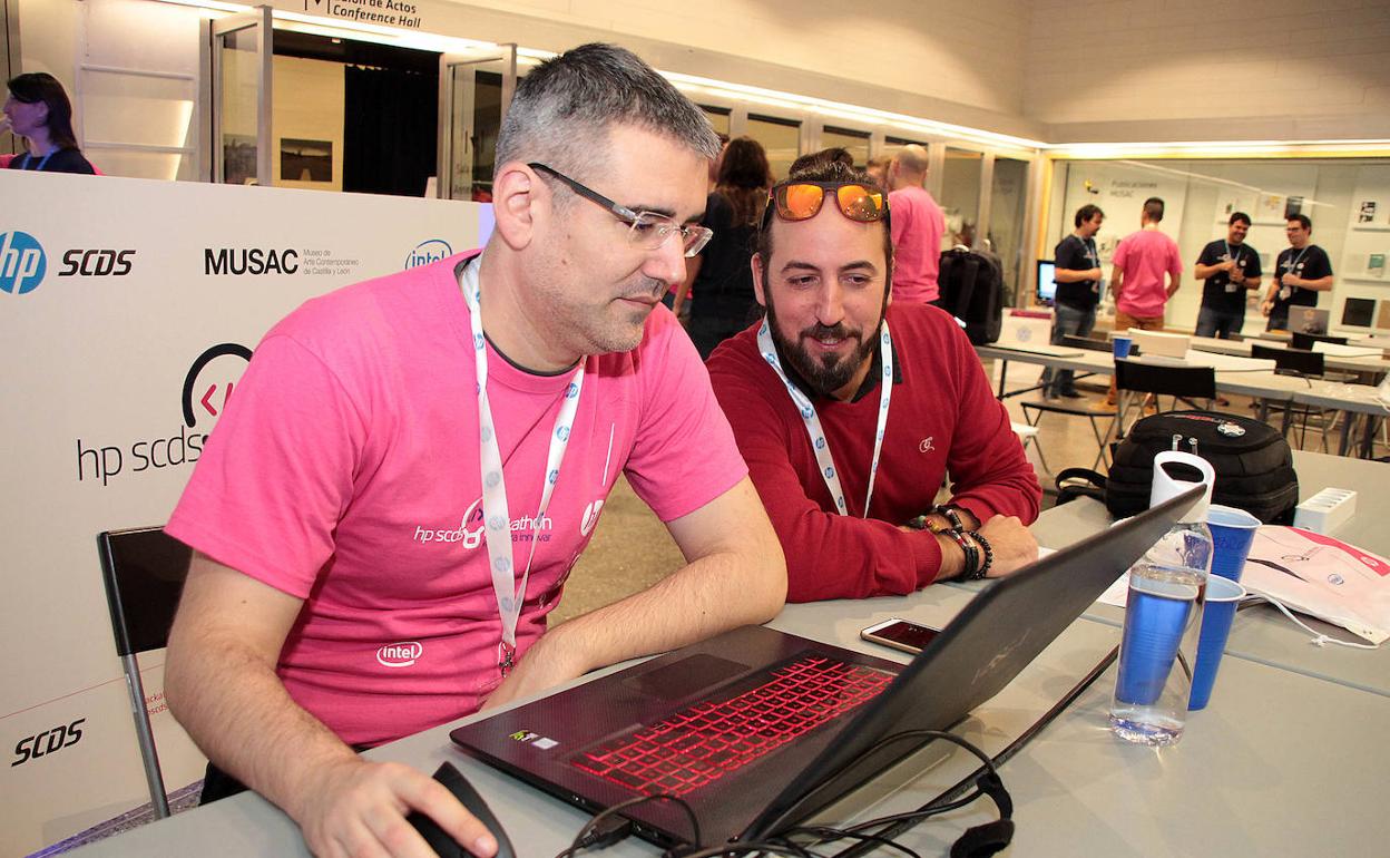 Dos participantes del Hackatón. 