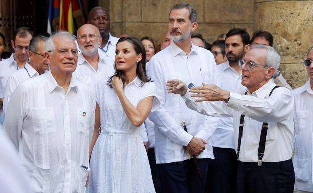 Los Reyes conversan con el historiador Eusebio Leal (d) en el Palacio de los Capitanes de La Habana.