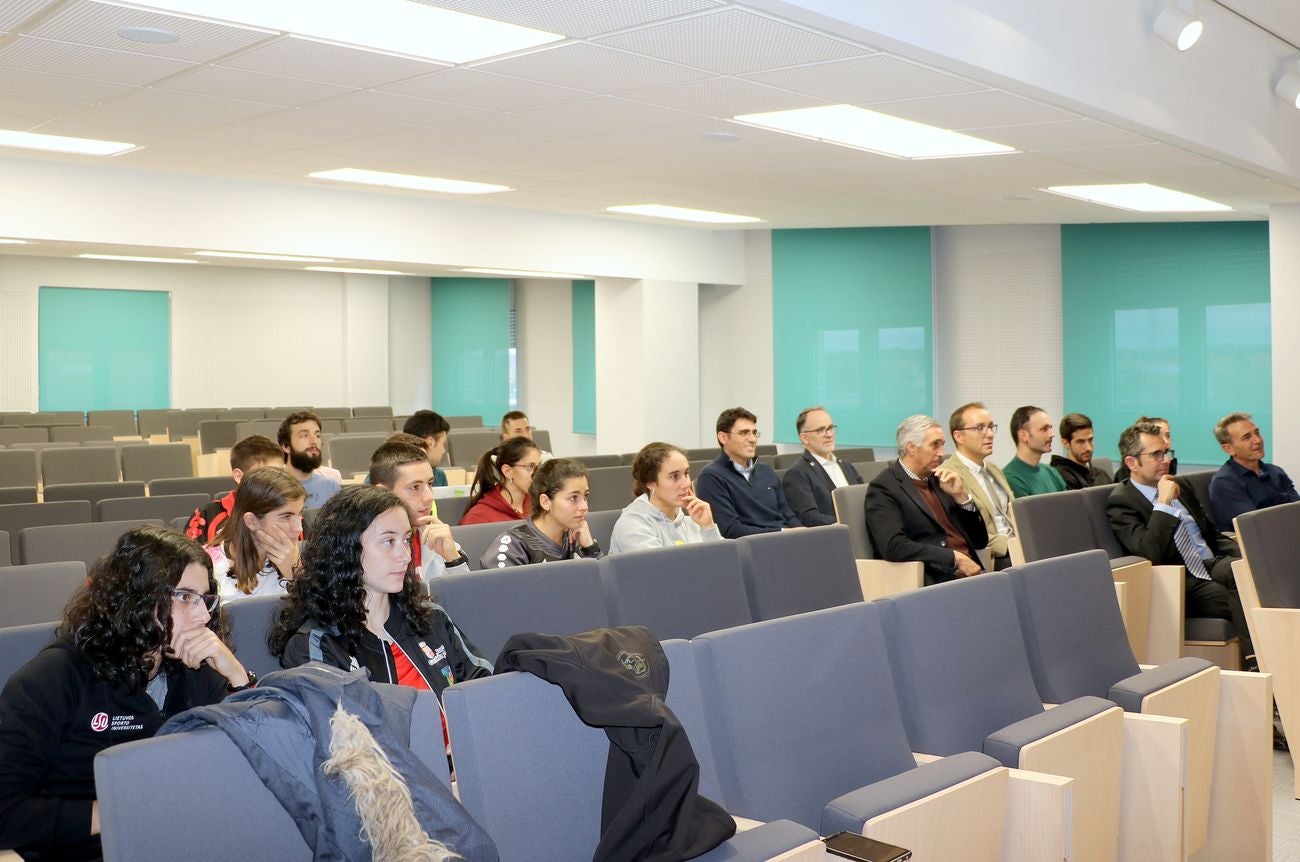 Un instante de la inauguración del nuevo salón.