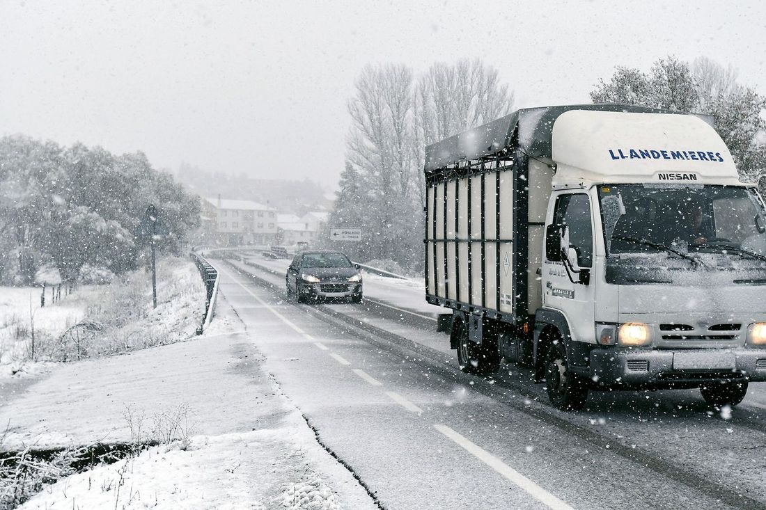 Un camión sobre la nieve en la provincia de León este jueves.