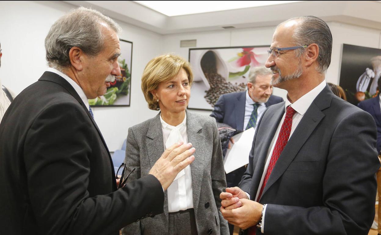 El presidente de las Cortes de Castilla y León, Luis Fuentes, a la derecha.