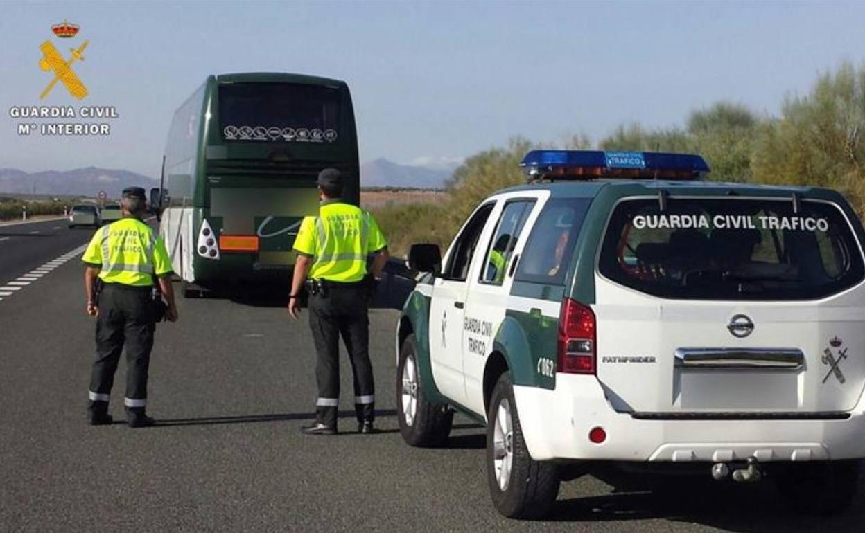 Imagen del autobús inmovilizado por la Guardia Civil.