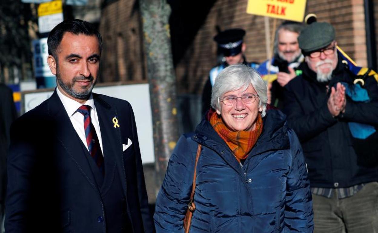 Clara Ponsatí llega junto a su abogado a la comisaría. 