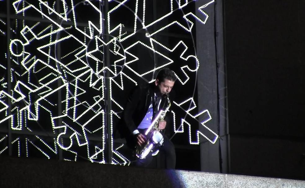 El saxofonista leonés ofreció un recital en la terraza del centro.