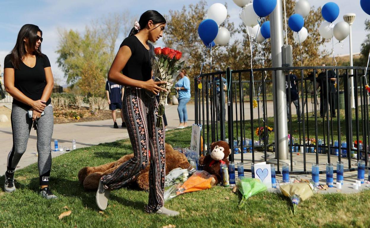 Flores, peluches y velas en recuerdo de las víctimas de la escuela de secundaria de Santa Clarita, California (EE UU).