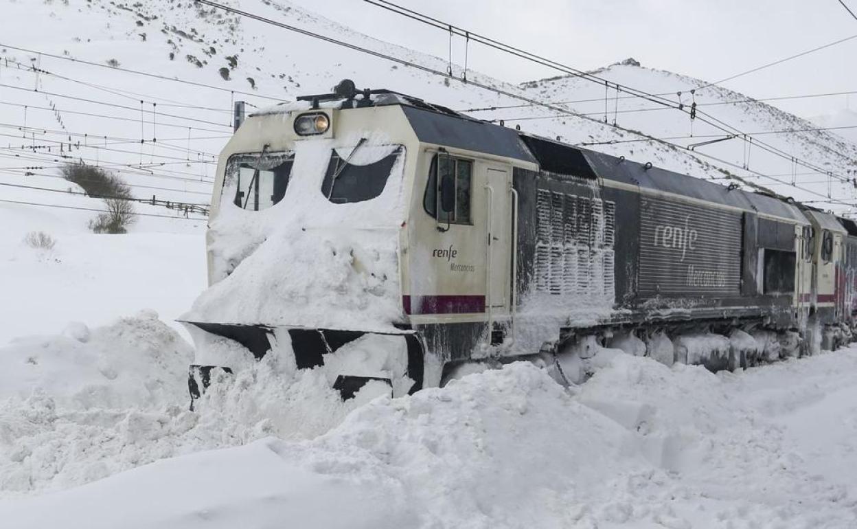 Imagen de archivo de una maquinaria de mercancías de Renfe con una cuña para abrir el paso. 