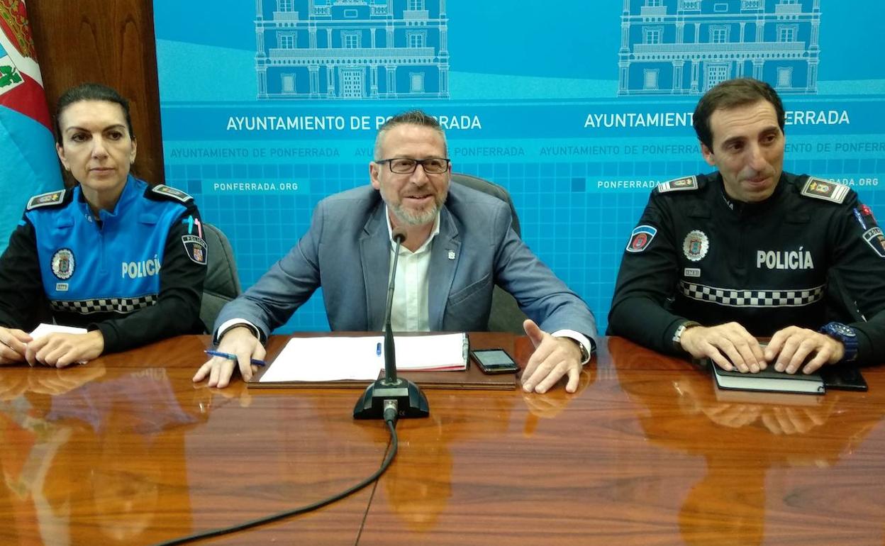 El concejal de Seguridad, José Antonio Cartón, con representantes de la Policía Municipal, durante su comparecencia.