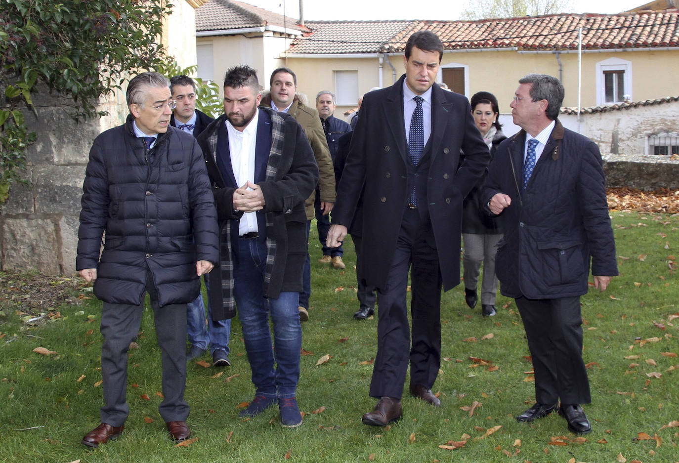 El consejero de la Presidencia, Ángel Ibáñez (2D), asiste a las Fiestas Patronales del municipio de Cogollos en Burgos, acompañado por el presidente de la Diputación de Burgos, César Rico (D), el alcalde de Cogollos, Félix Tejero Masa (2I), y el delegado de la Junta en Burgos, Roberto Saiz (I).