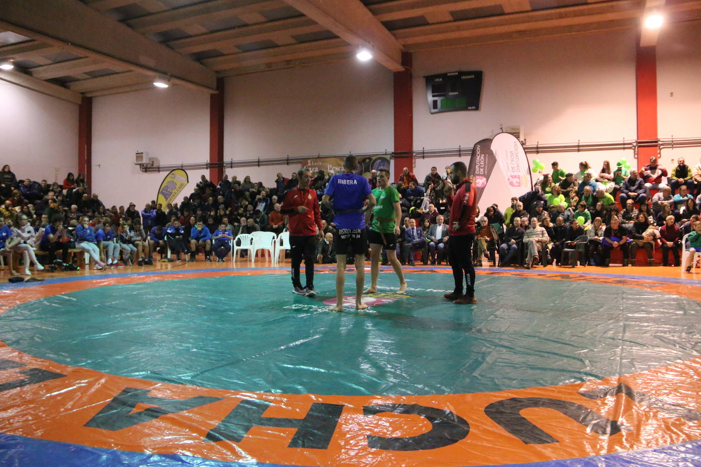 Fotos: La Montaña y La Ribera se miden Boñar