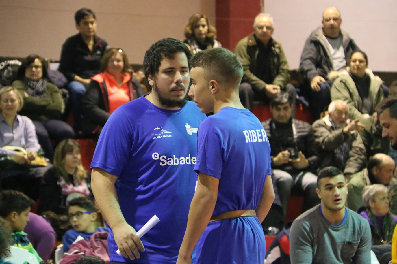 Fotos: La Montaña y La Ribera se miden Boñar