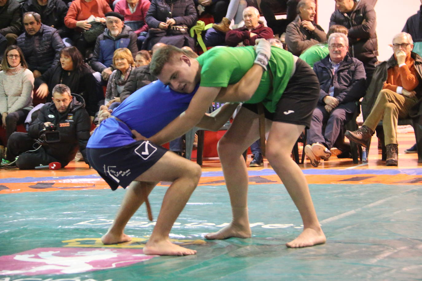 Fotos: La Montaña y La Ribera se miden Boñar