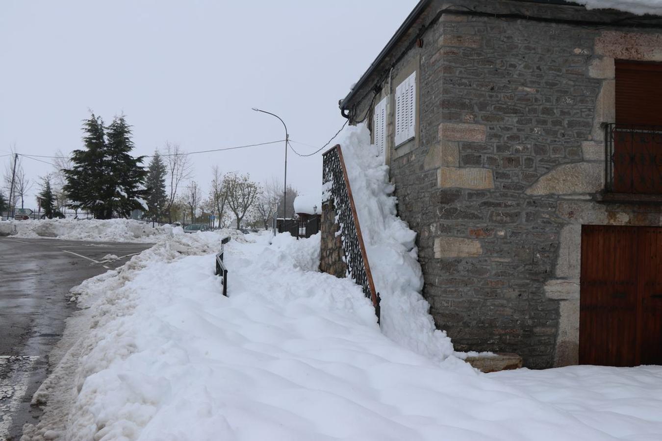 Difícil acceso a una vivienda en la comarca de Babia. 