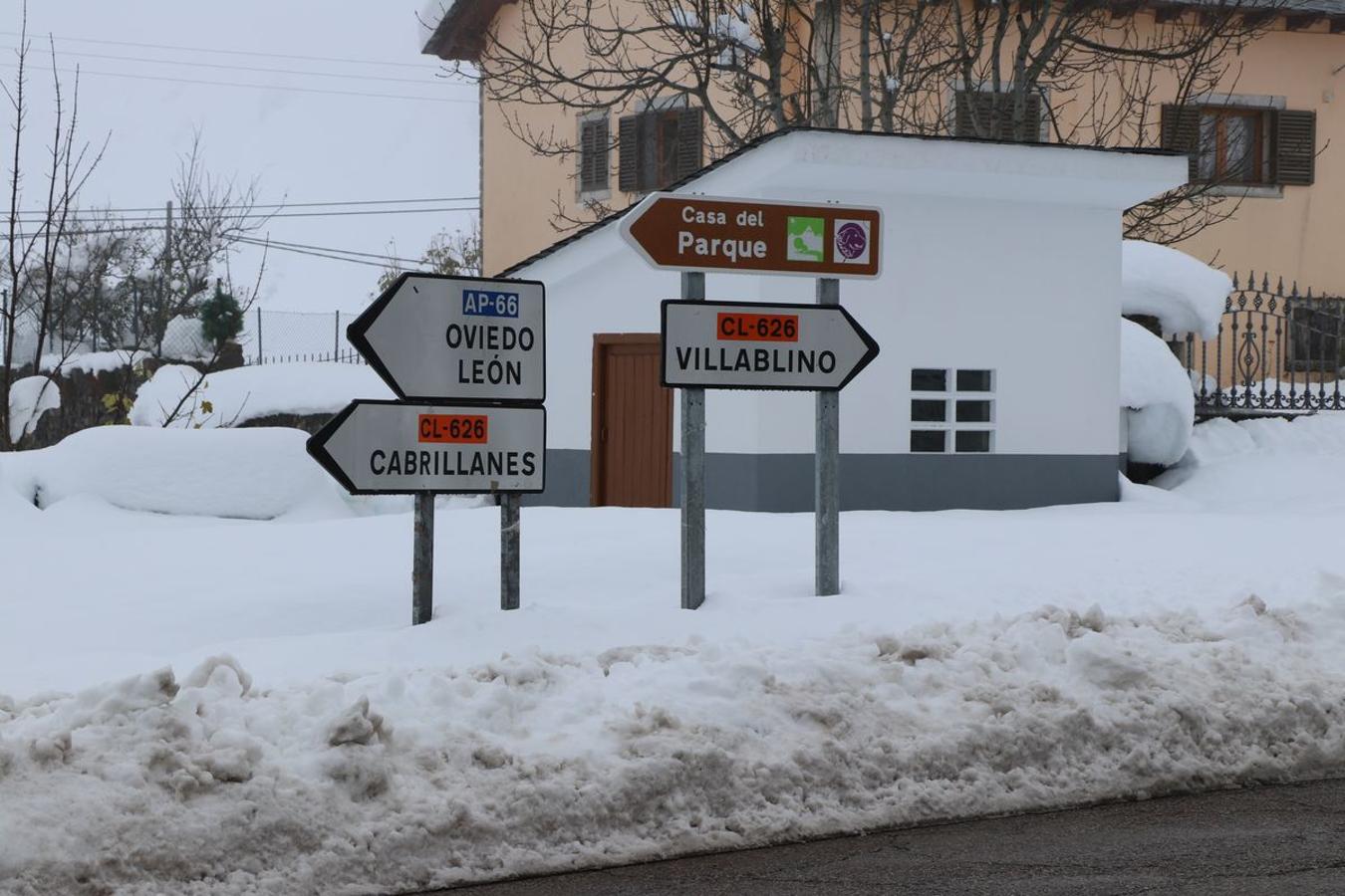 Difícil acceso a una vivienda en la comarca de Babia. 