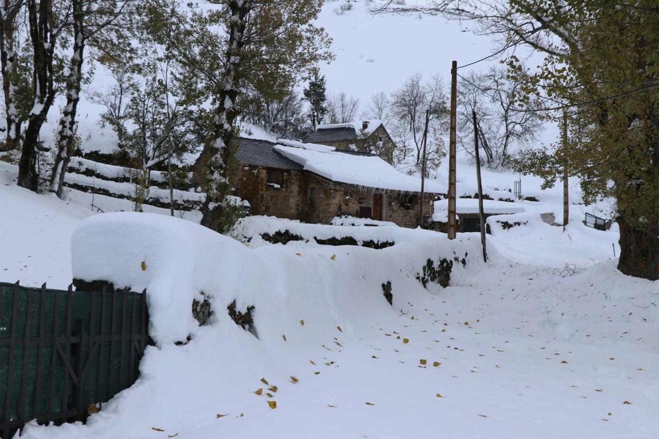 Difícil acceso a una vivienda en la comarca de Babia. 