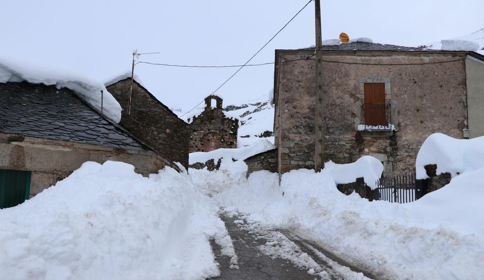 Difícil acceso a una vivienda en la comarca de Babia. 