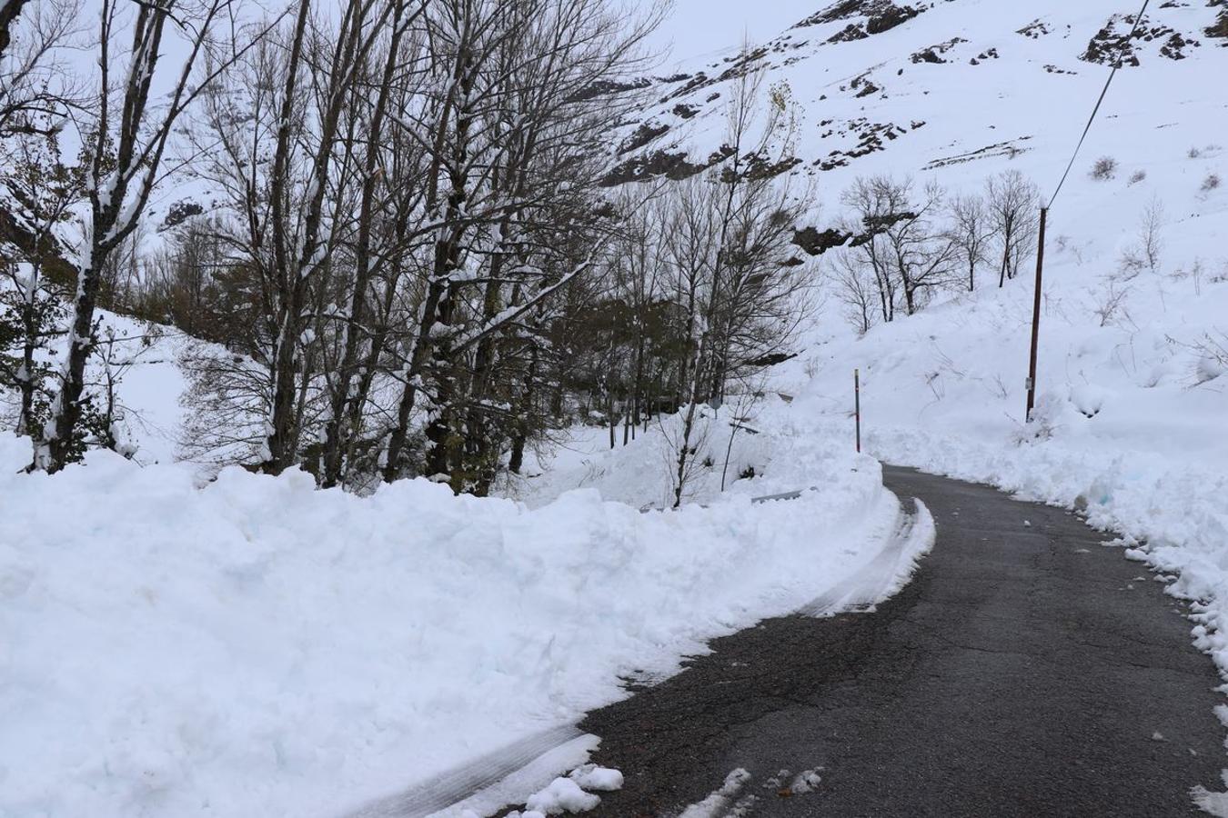 Difícil acceso a una vivienda en la comarca de Babia. 