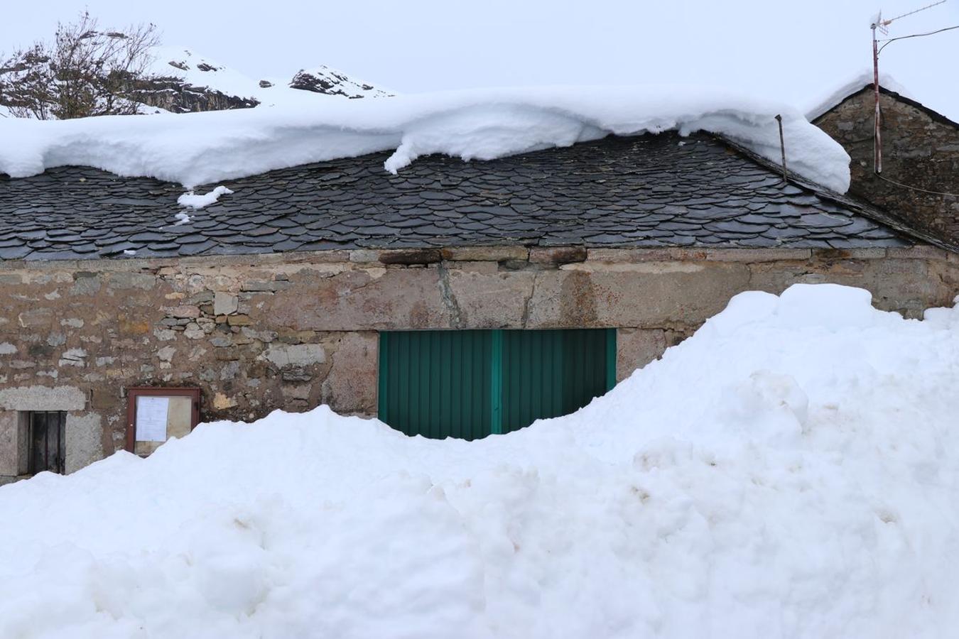 Difícil acceso a una vivienda en la comarca de Babia. 