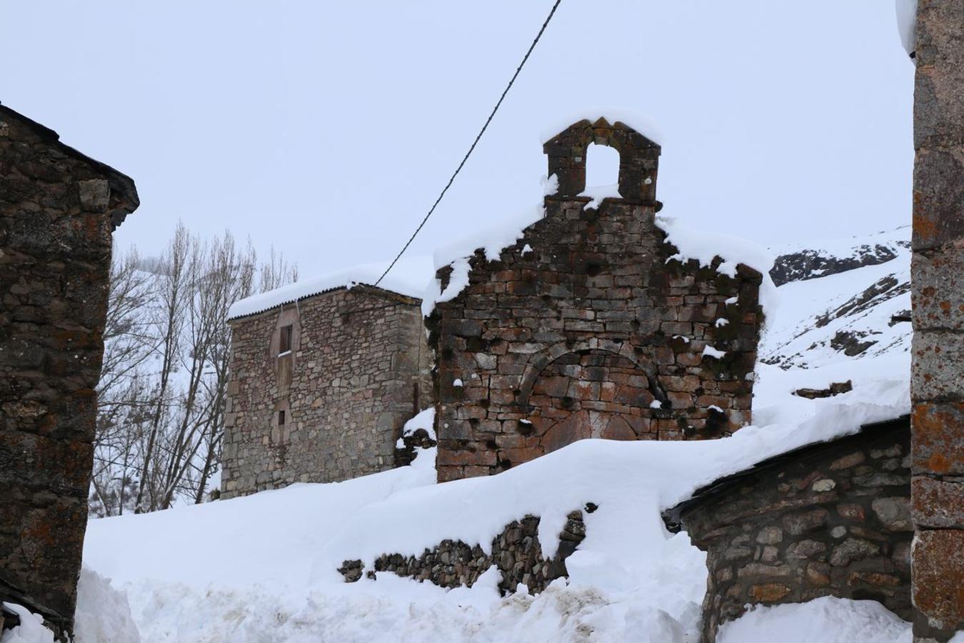 Difícil acceso a una vivienda en la comarca de Babia. 