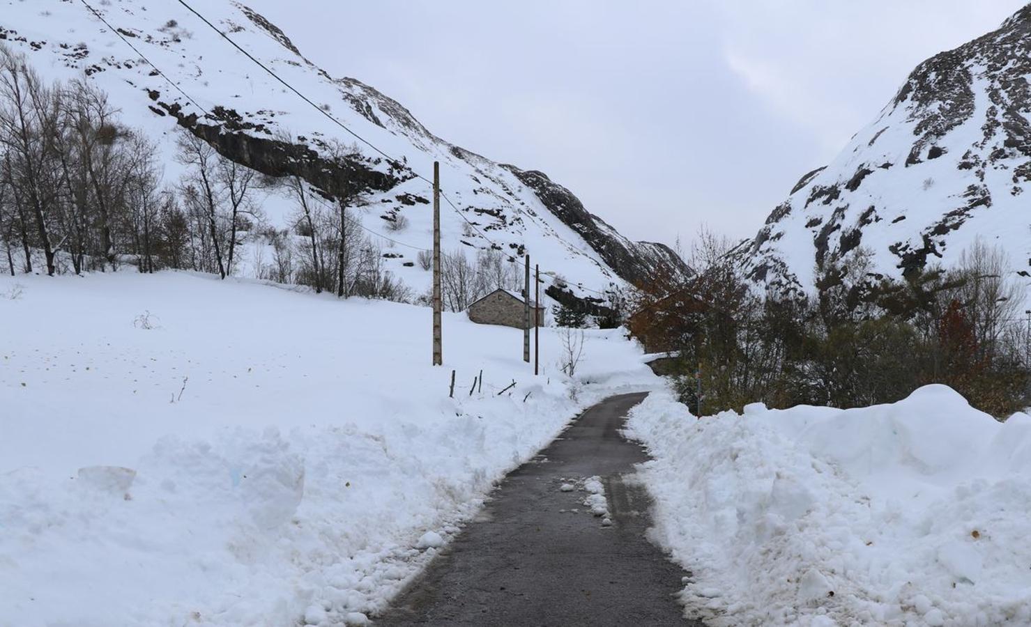 Difícil acceso a una vivienda en la comarca de Babia. 