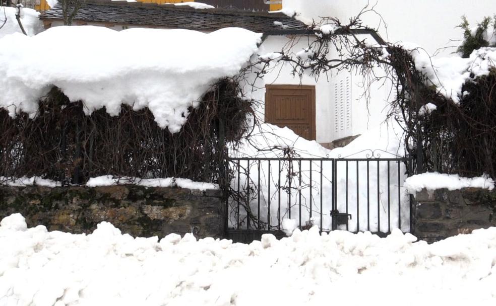 Desprendimientos de nieve vuelven a cortar el acceso. 