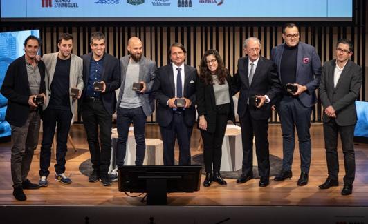 Fotografía de familia con los premiados.