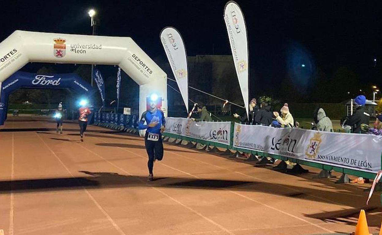 Mikel Ibergallartu y Maite Hernández vencen en el Urban Trail Nocturno