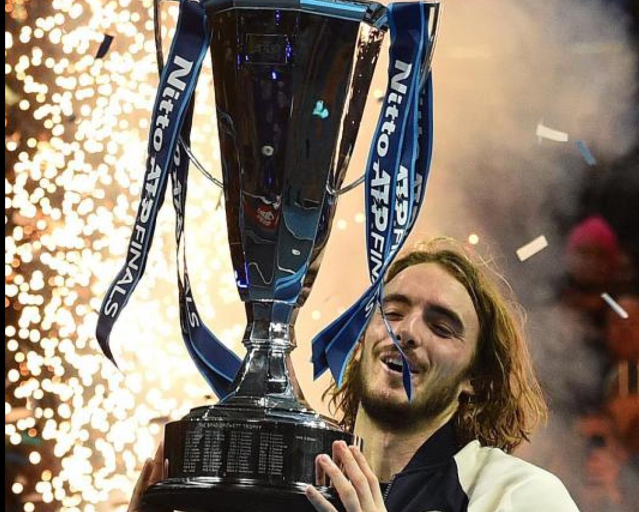 Tsitsipas levanta el trofeo. 