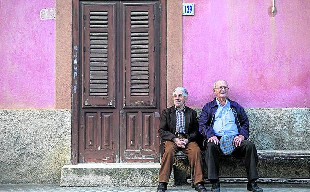 Imagen principal - Arriba, dos ancianos sentados junto a una casa en Campofelice di Fitalia. Una de las viviendas que se venden por un euro en Sambuca di Sicilia, declarado uno de los pueblos más bonitos de Italia en 2016. Abajo a la derecha, una calle de Roccamena, amenazado por la despoblación.