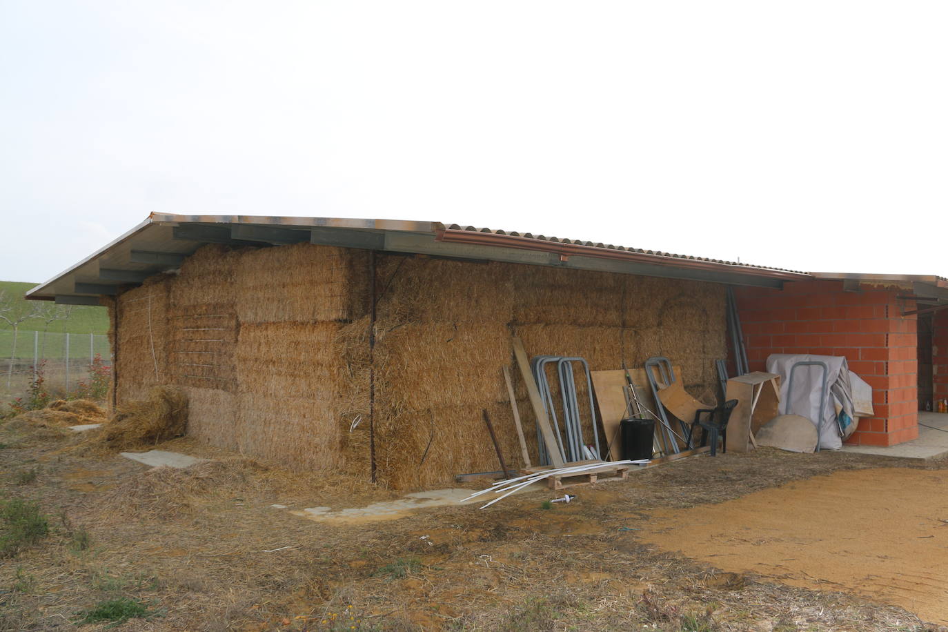 Teo Herrero levanta en la localidad leonesa de Fáfilas un nuevo hogar donde los paquetones de paja son el mejor aislante para construir el retiro al que acudir buscando tranquilidad