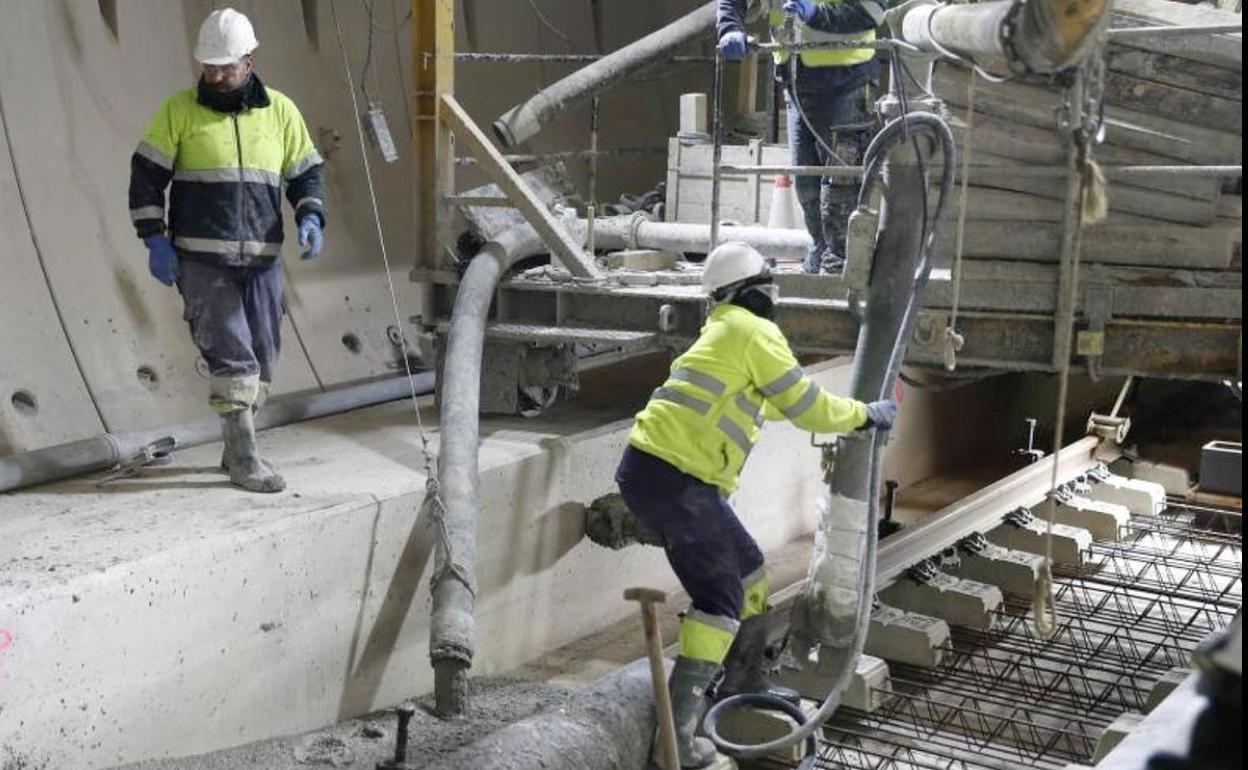 Imagen de las obras en el interior del túnel de la Variante.