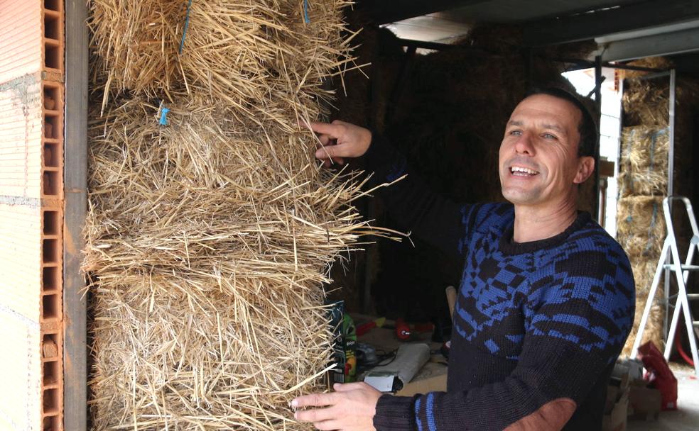 Teo muestra el revestimiento de su nueva casa hecha por él mismo.