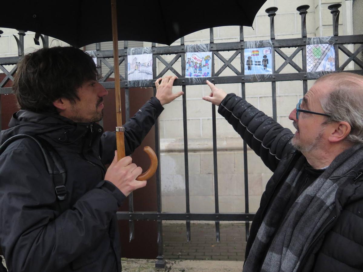 Fotos: Los alumnos de Maristas pegan sus obras en el Centro Leonés de Arte