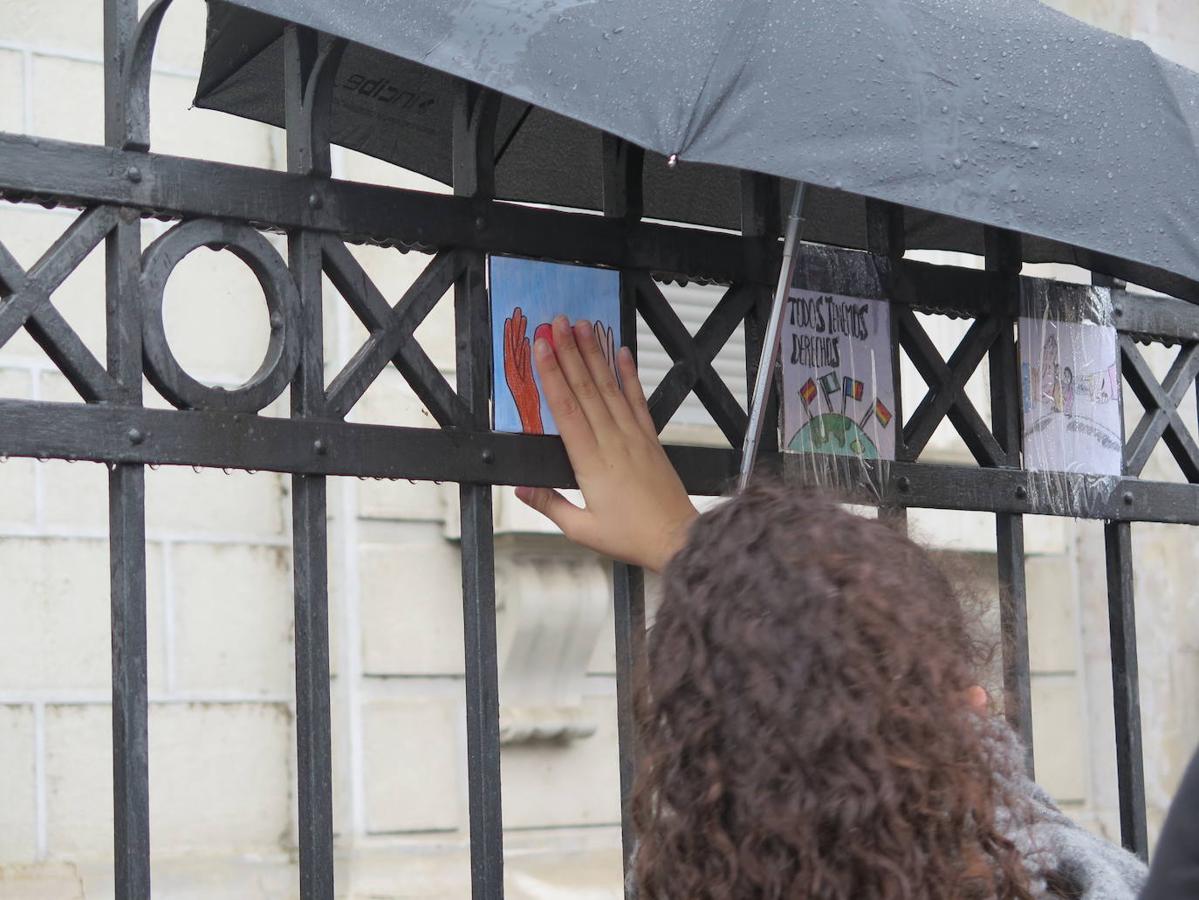 Fotos: Los alumnos de Maristas pegan sus obras en el Centro Leonés de Arte