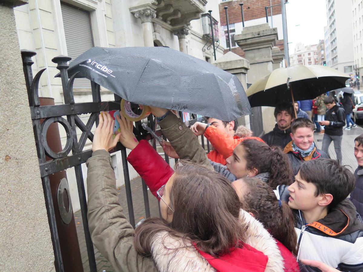 Fotos: Los alumnos de Maristas pegan sus obras en el Centro Leonés de Arte