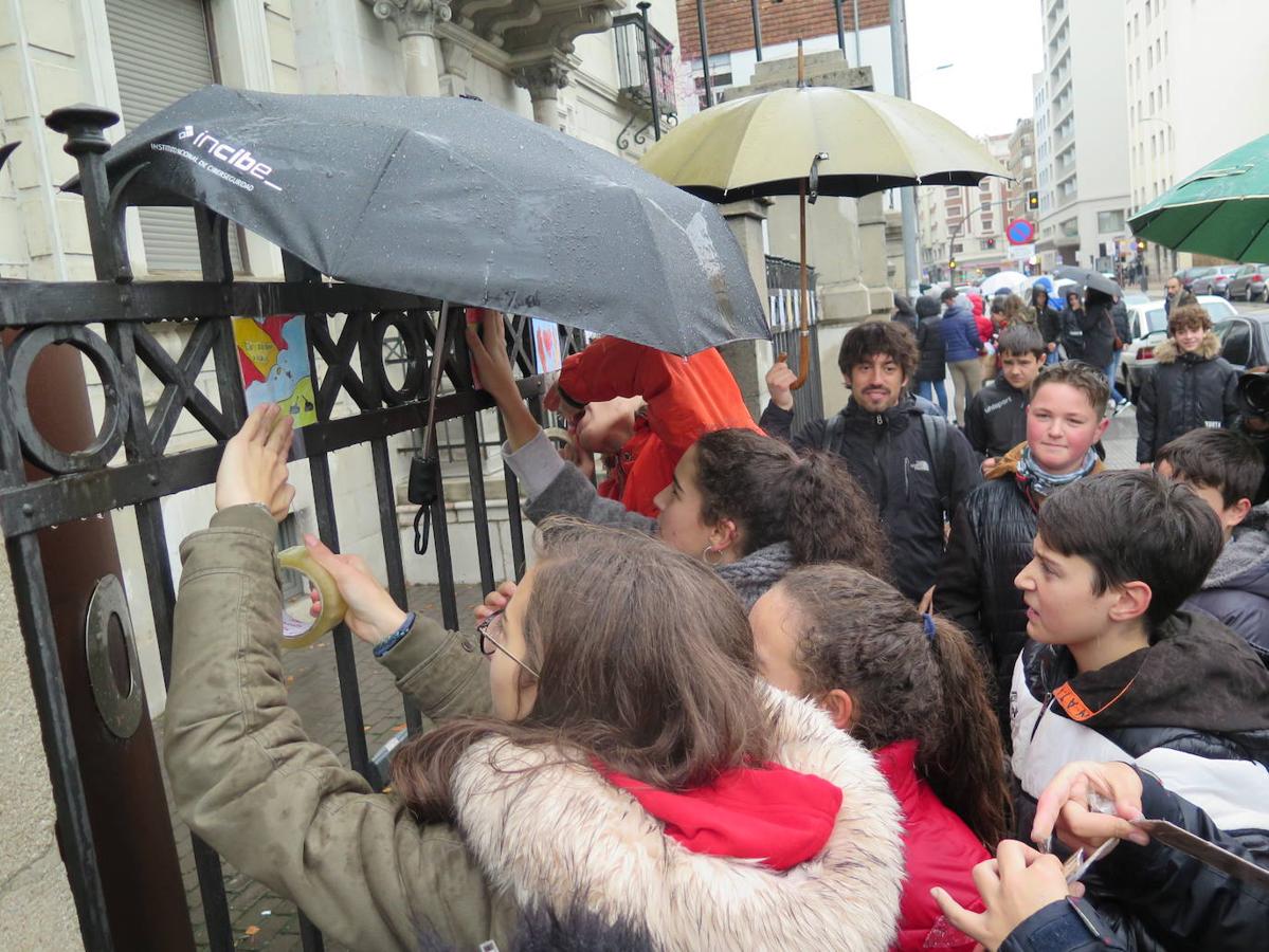 Fotos: Los alumnos de Maristas pegan sus obras en el Centro Leonés de Arte