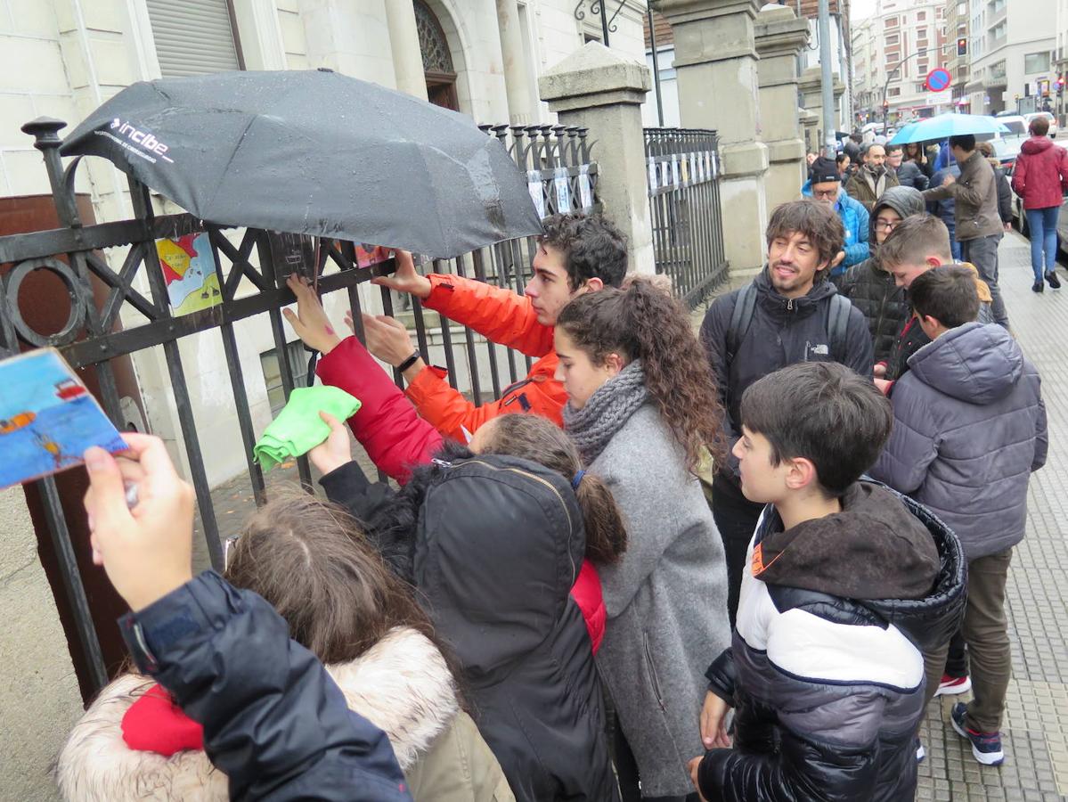 Fotos: Los alumnos de Maristas pegan sus obras en el Centro Leonés de Arte