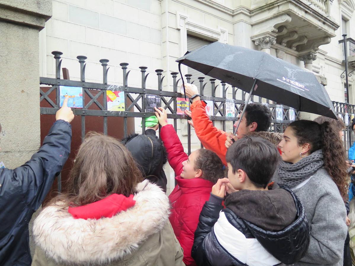 Fotos: Los alumnos de Maristas pegan sus obras en el Centro Leonés de Arte