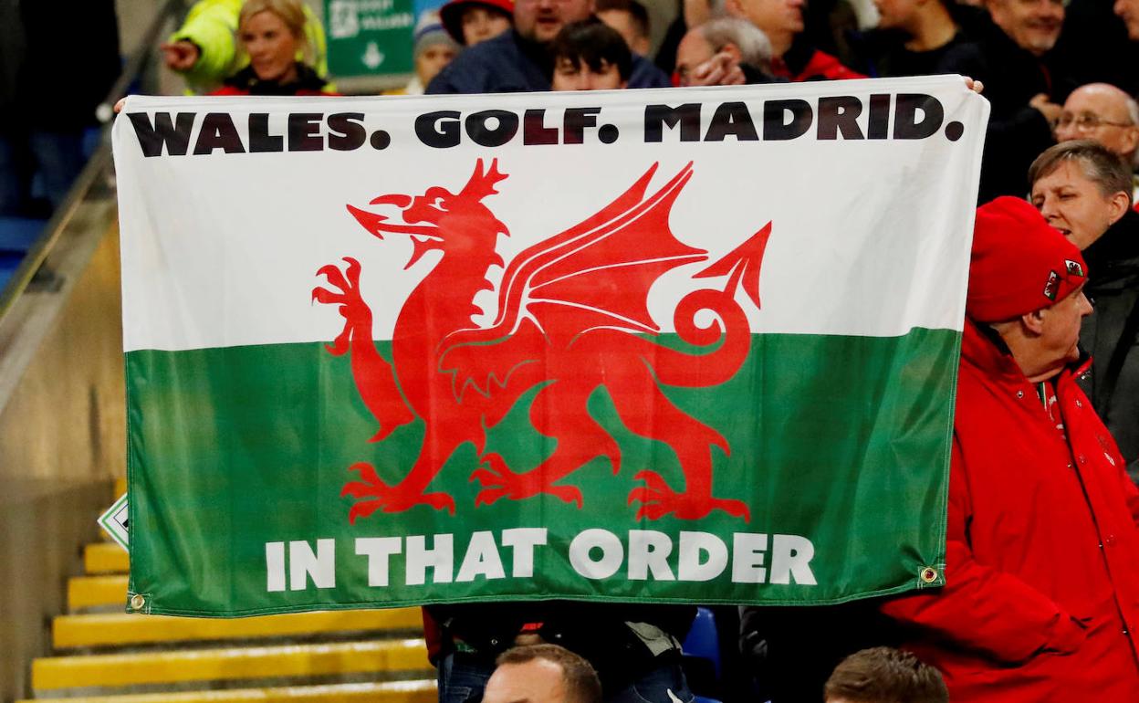 La bandera que portaba un aficionado galés ayer en Cardiff.