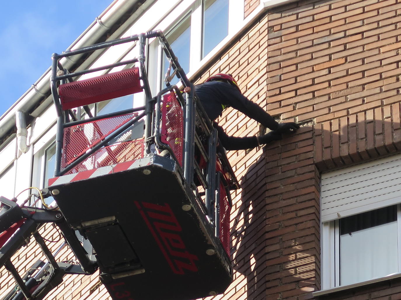 Fotos: Los Bomberos de León intervienen en el desprendimiento de una fachada en Villa Benavente